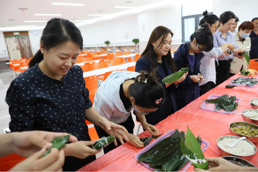 濃濃端午情 關(guān)愛暖人心——陜西直升機(jī)產(chǎn)業(yè)發(fā)展園開展端午節(jié)體驗(yàn)、慰問(wèn)系列活動(dòng)